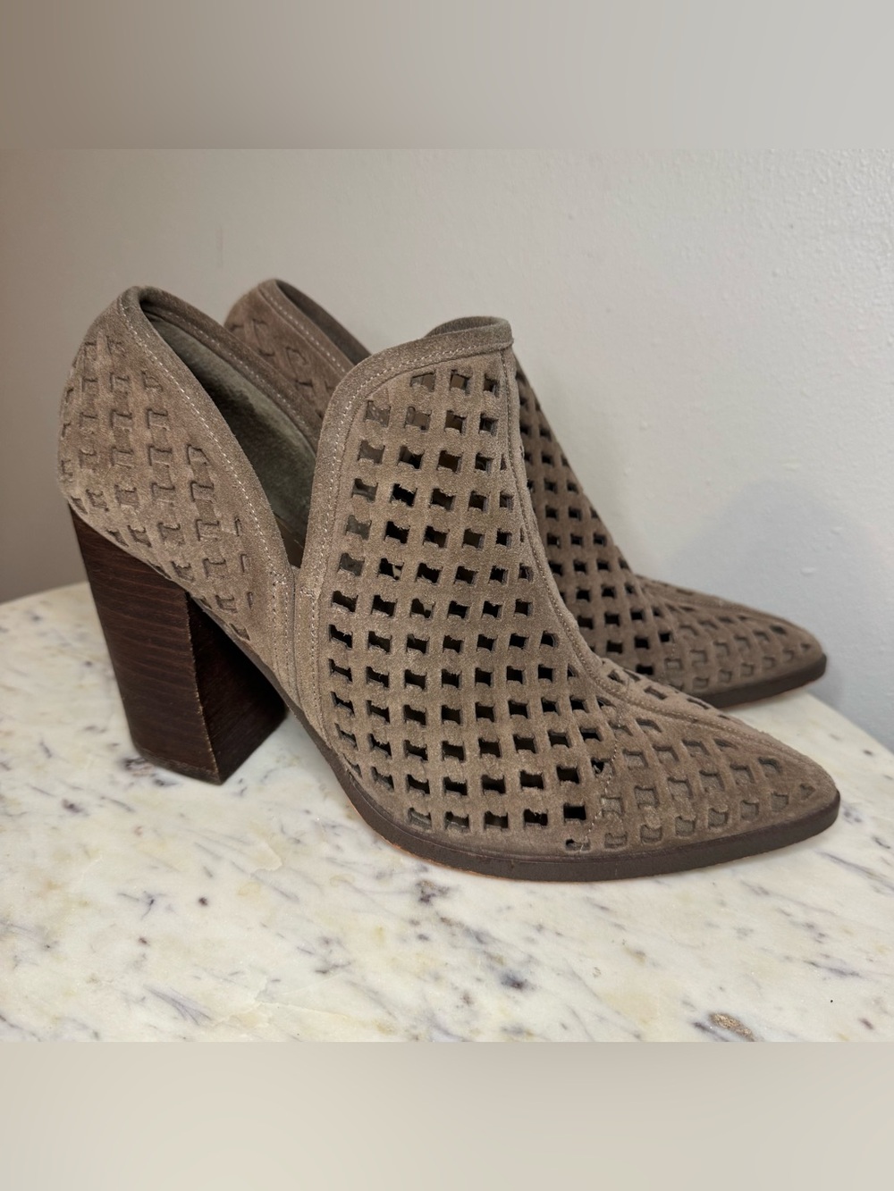 Vince Camuto Booties Size 9
Suede Heels leather shoes